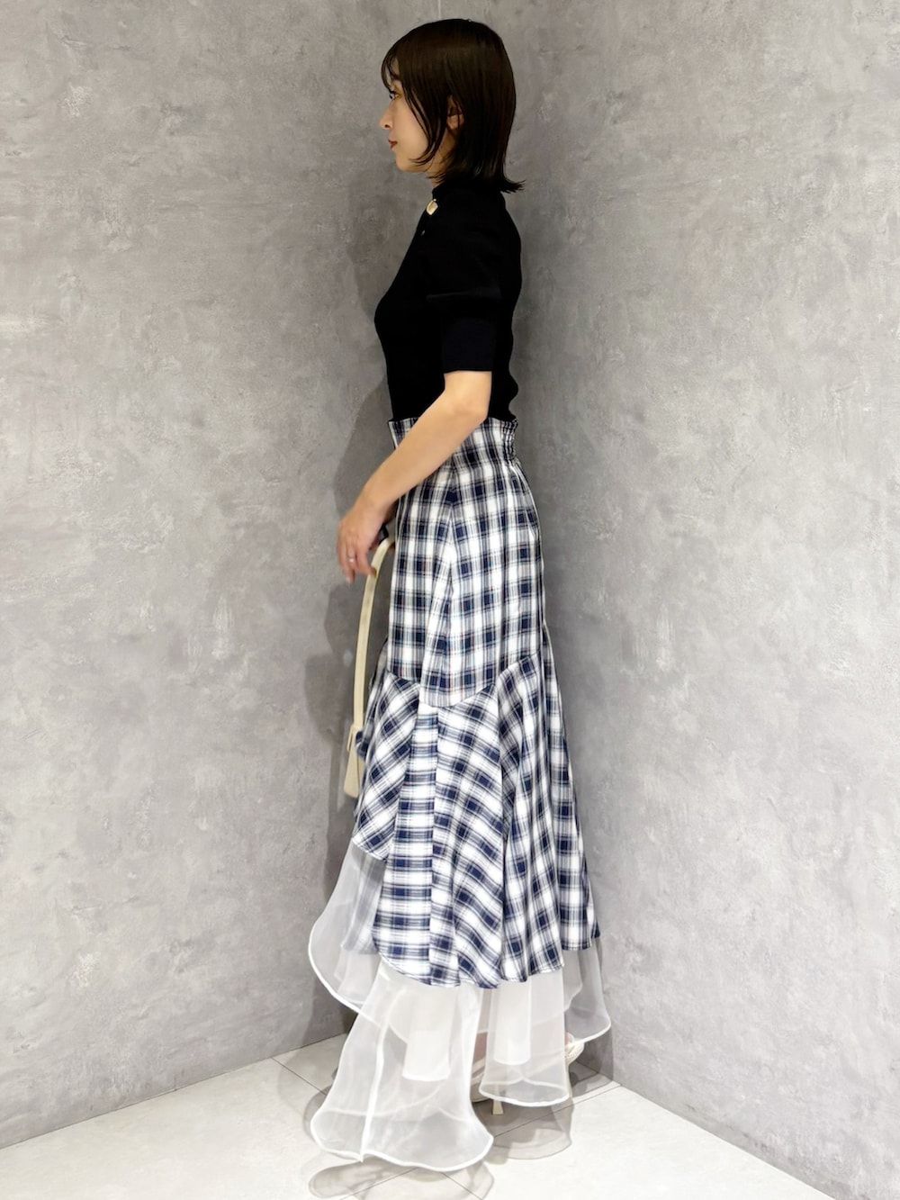 その他のスカート、ホワイト系のパンプス、ブラック系のニット/セーターを着用したレディースの春コーディネートの4枚目の写真