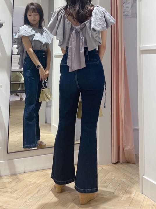 グリーン系のサンダル、ブルー系のシャツ/ブラウス、ブルー系のデニムパンツを着用したレディースの夏コーディネートの3枚目の写真