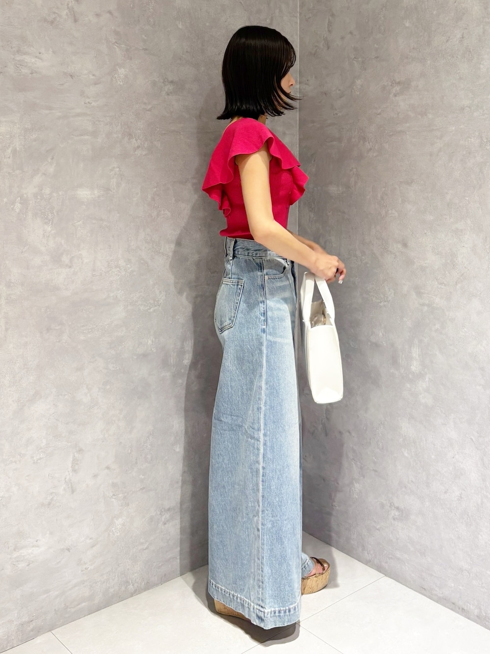 「ワイドパンツ、サンダル、オトナ女子、オトナカジュアル、オトナカワイイ、低身長コーデ、低身長女子、デニム、デニムパンツ、ニット、夏、夏コーデ」｜「Levi'sのLevis RIBCAGE WIDE LEG（デニムパンツ、ブルー系）」を使った、kaho さん（レディース・151cm）の春コーディネートの2枚目の写真