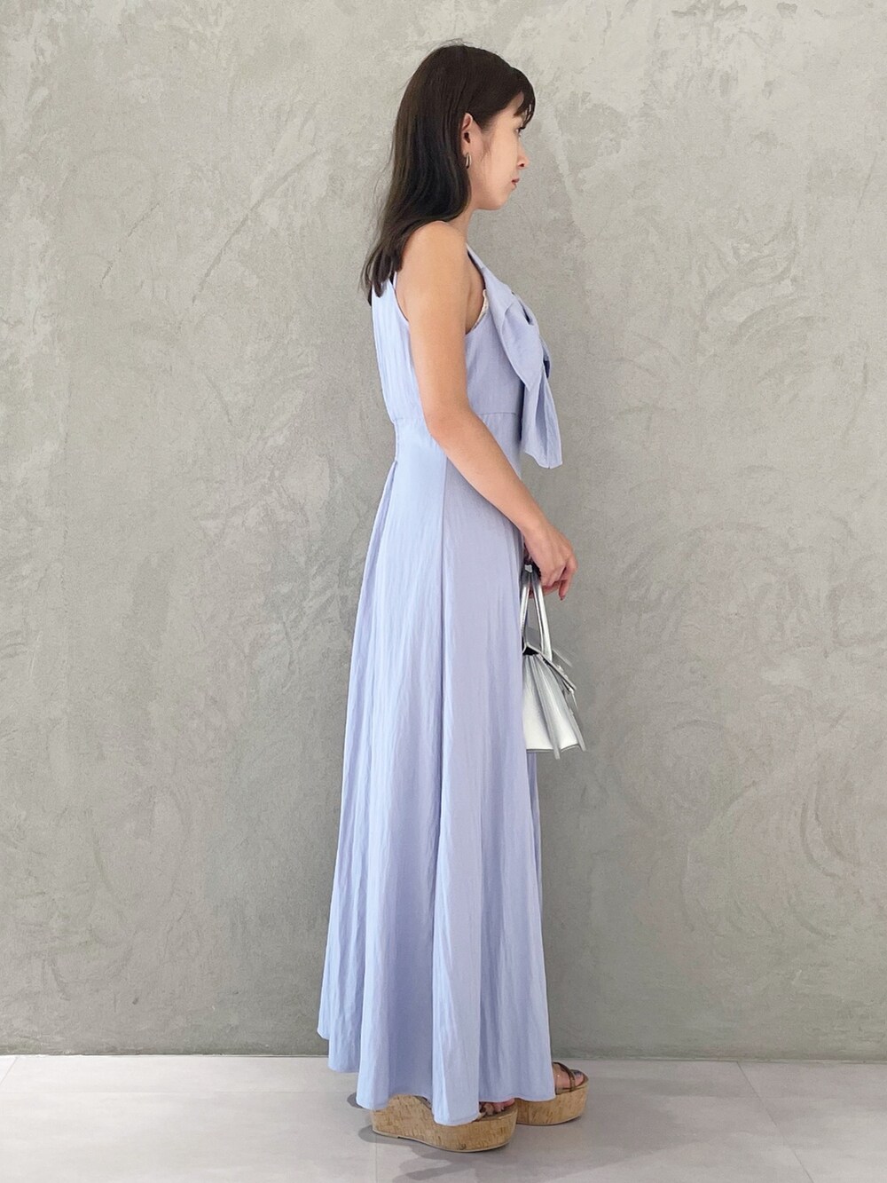 ブルー系のワンピース、ブラウン系のサンダル、シルバー系のショルダーバッグを着用したレディースの夏コーディネートの5枚目の写真