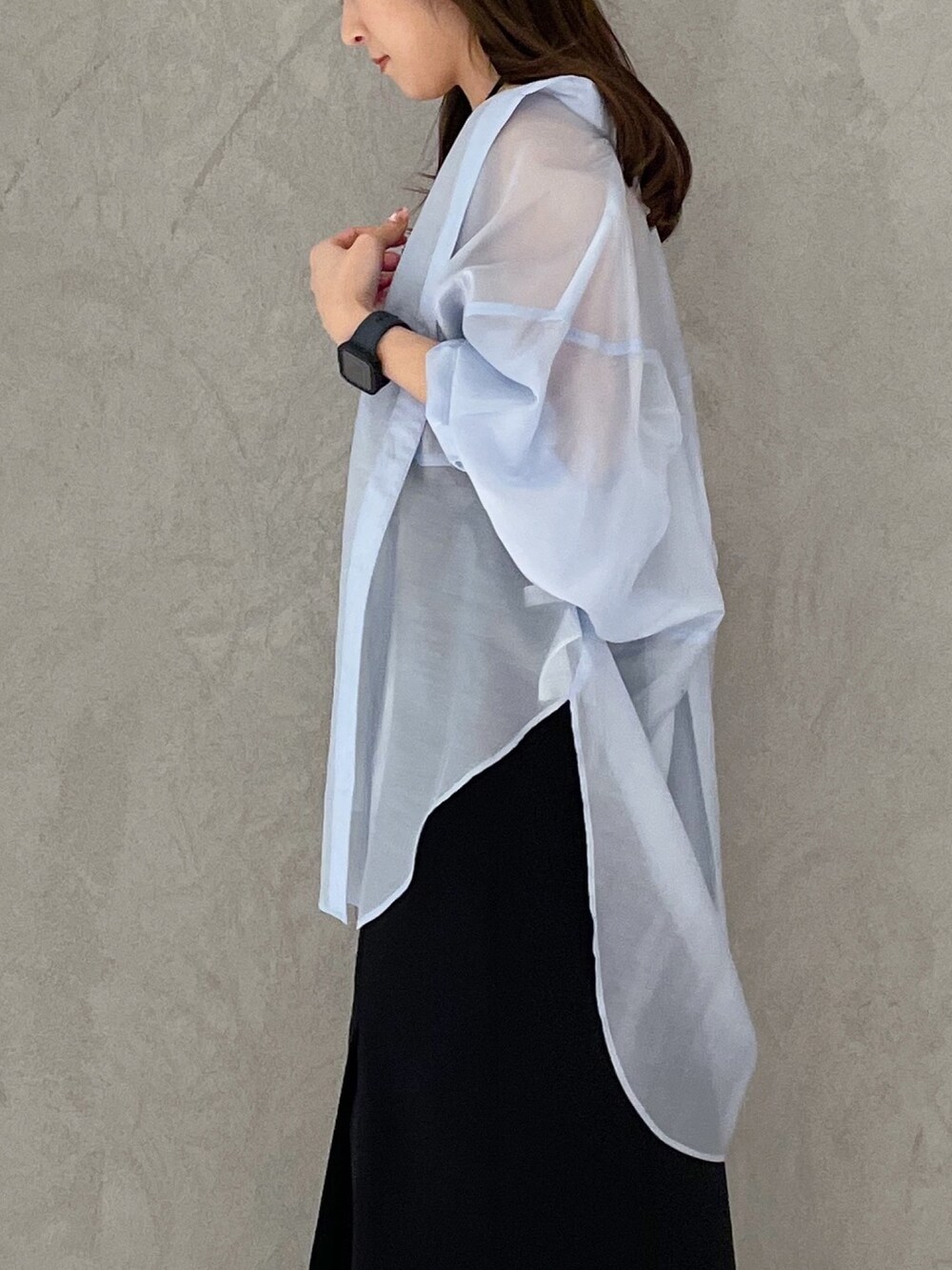 ブラック系のワンピース、ブルー系のシャツ/ブラウス、ブラック系のサンダルを着用したレディースの春コーディネートの4枚目の写真