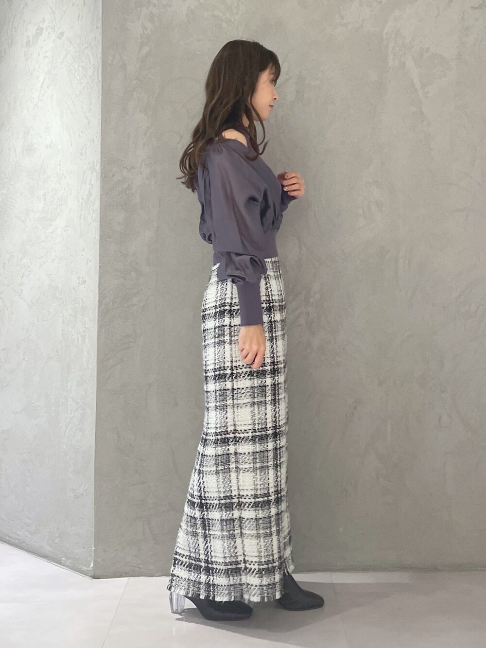 ホワイト系のスカート、ブルー系のニット/セーターを着用したレディースの冬コーディネートの3枚目の写真