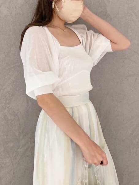 グリーン系のサンダル、グリーン系のスカート、ホワイト系のニット/セーターを着用したレディースの春コーディネートの5枚目の写真