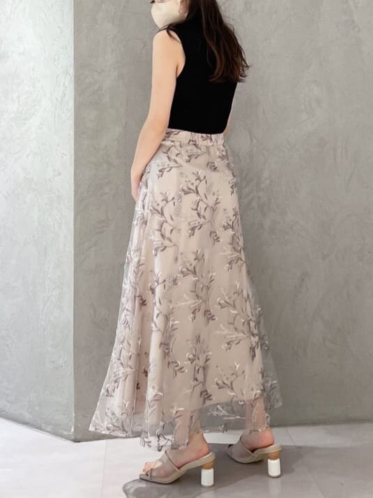 ホワイト系のショルダーバッグ、ブラック系のニット/セーター、ピンク系のスカートを着用したレディースの春コーディネートの6枚目の写真