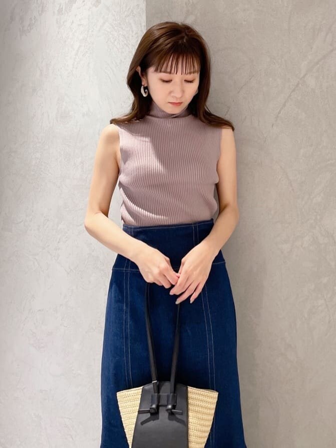 ベージュ系のサンダル、ブラック系のトートバッグ、グレー系のニット/セーターを着用したレディースの春コーディネートの5枚目の写真