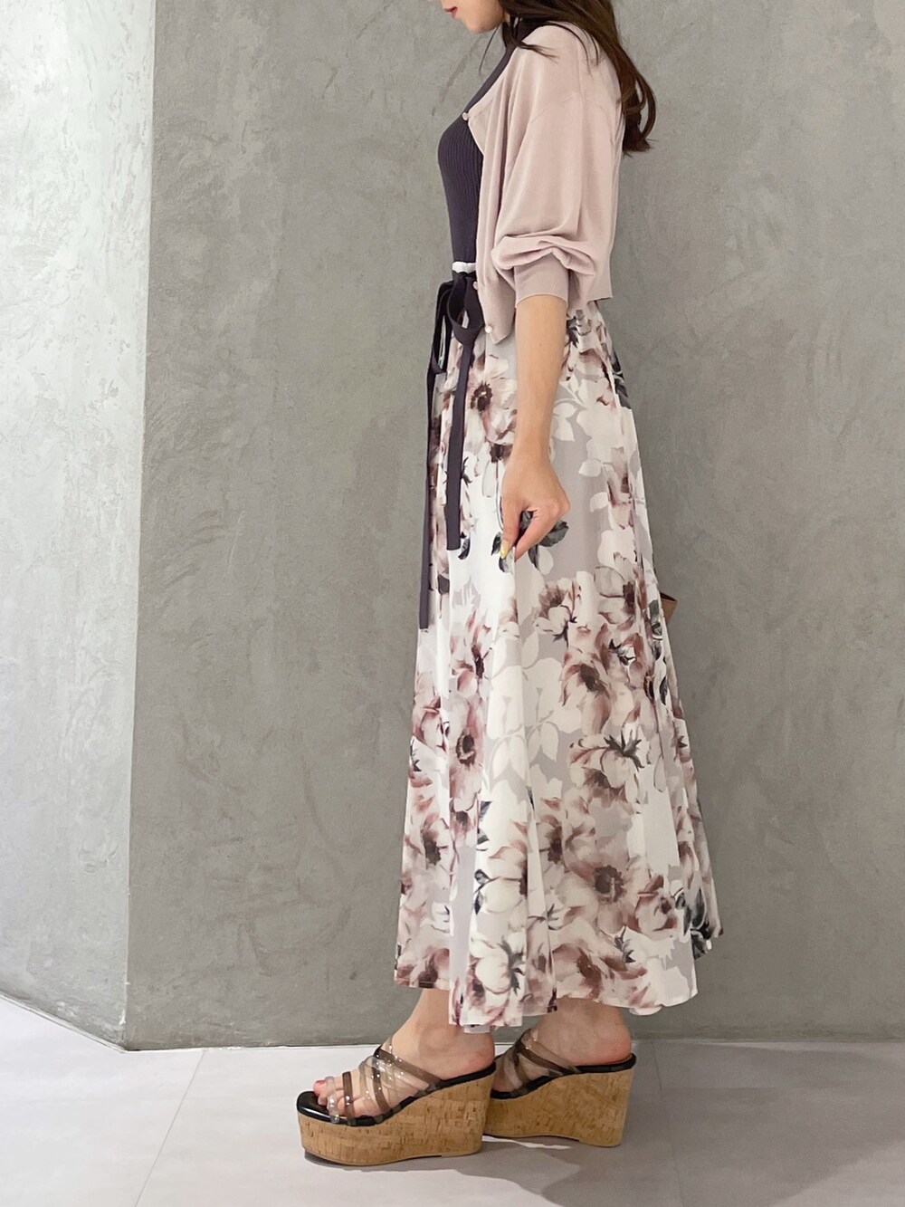 ブラック系のサンダル、ブラウン系のトートバッグ、ピンク系のワンピースを着用したレディースの夏コーディネートの7枚目の写真