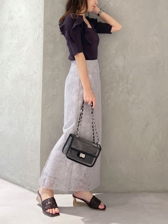 ブラック系のショルダーバッグ、グレー系のスカート、ブラウン系のニット/セーターを着用したレディースの夏コーディネートの6枚目の写真