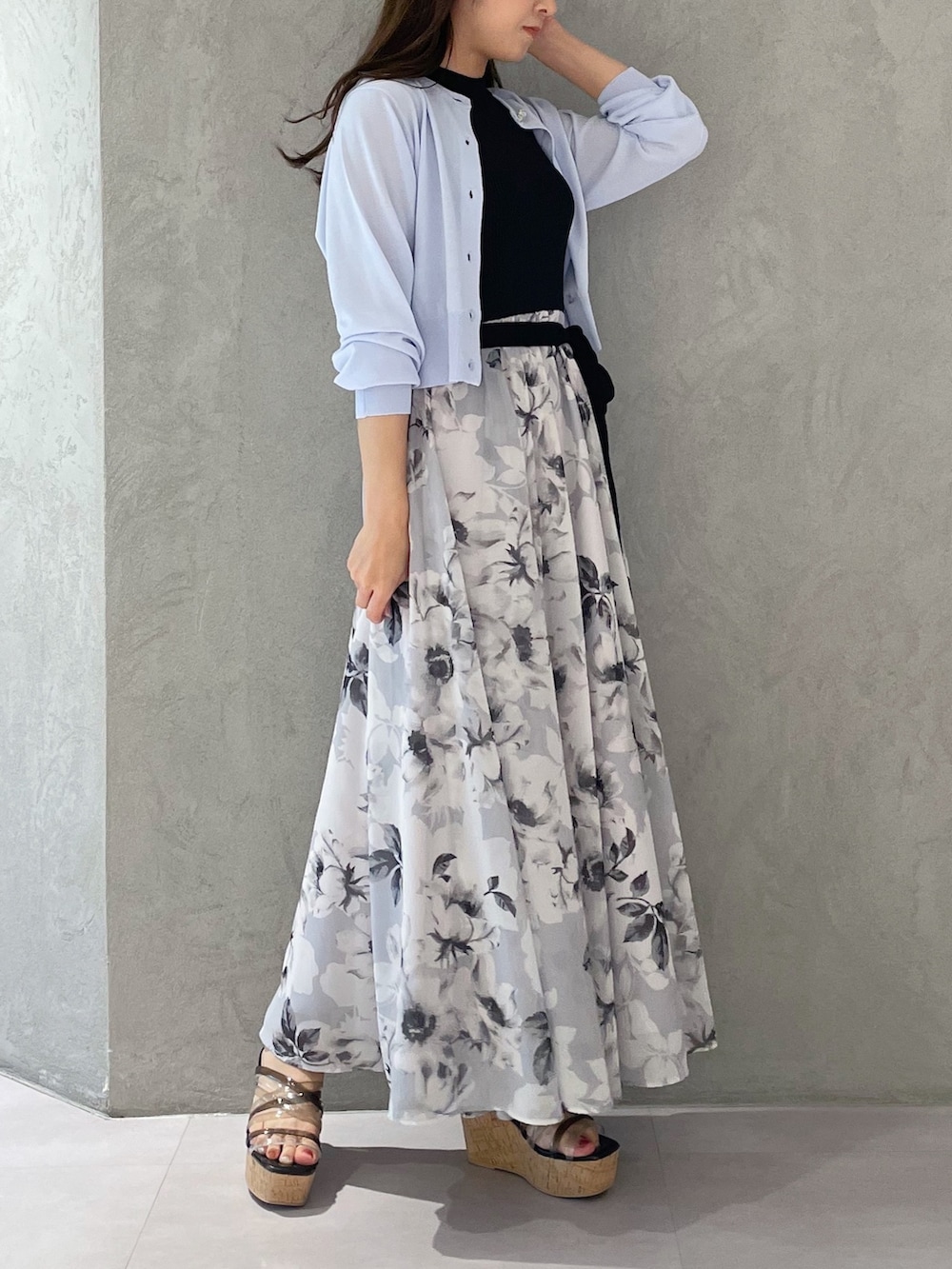 グレー系のワンピース、ブルー系のカーディガン/ボレロ、ブラック系のサンダルを着用したレディースの夏コーディネートの2枚目の写真