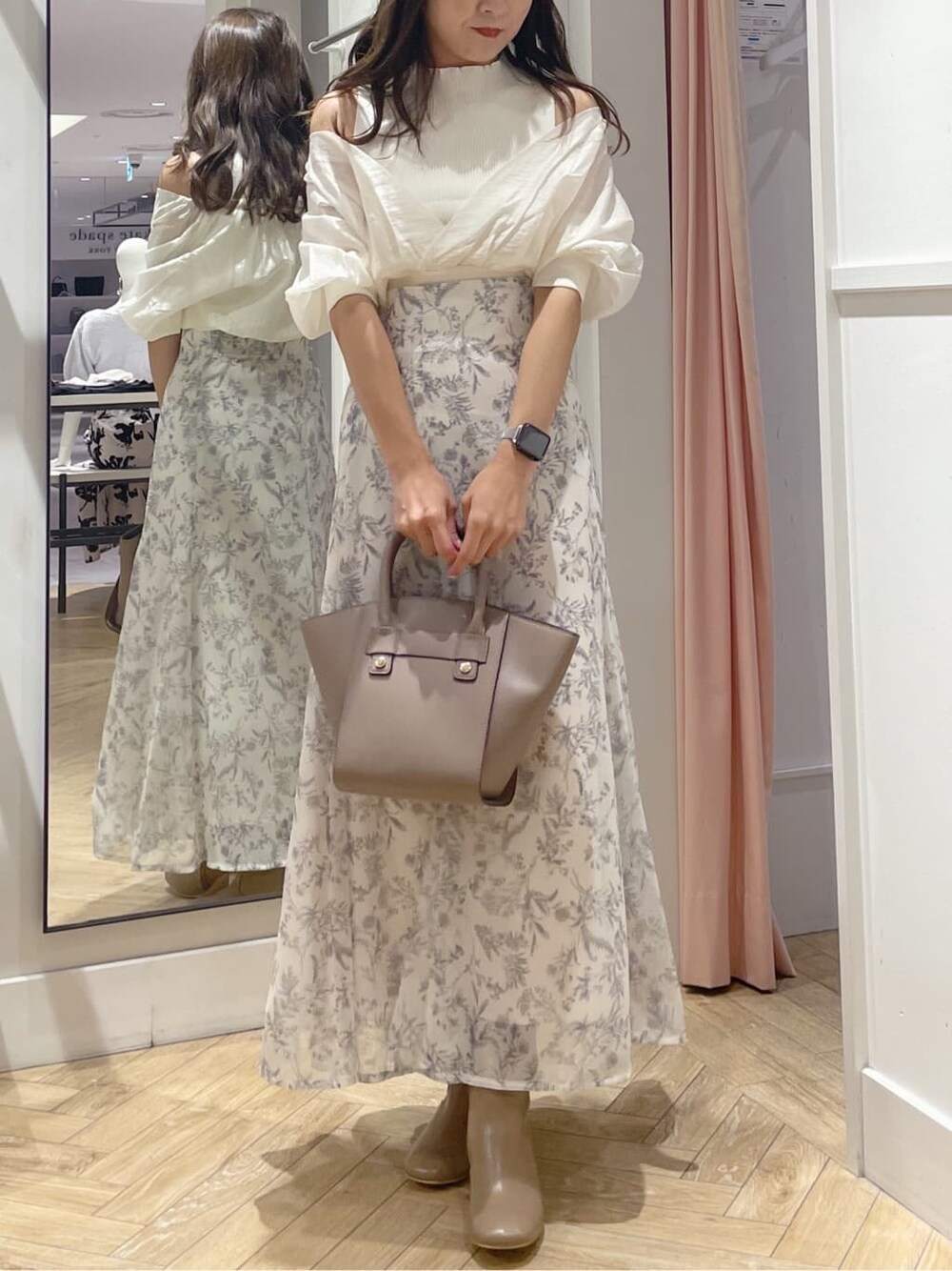 ホワイト系のニット/セーター、ベージュ系のブーツ、ホワイト系のスカートを着用したレディースの秋コーディネートの3枚目の写真