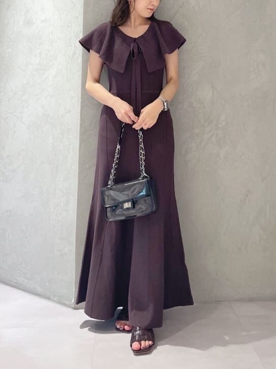 ブラウン系のワンピースを着用したレディースの夏コーディネートの7枚目の写真