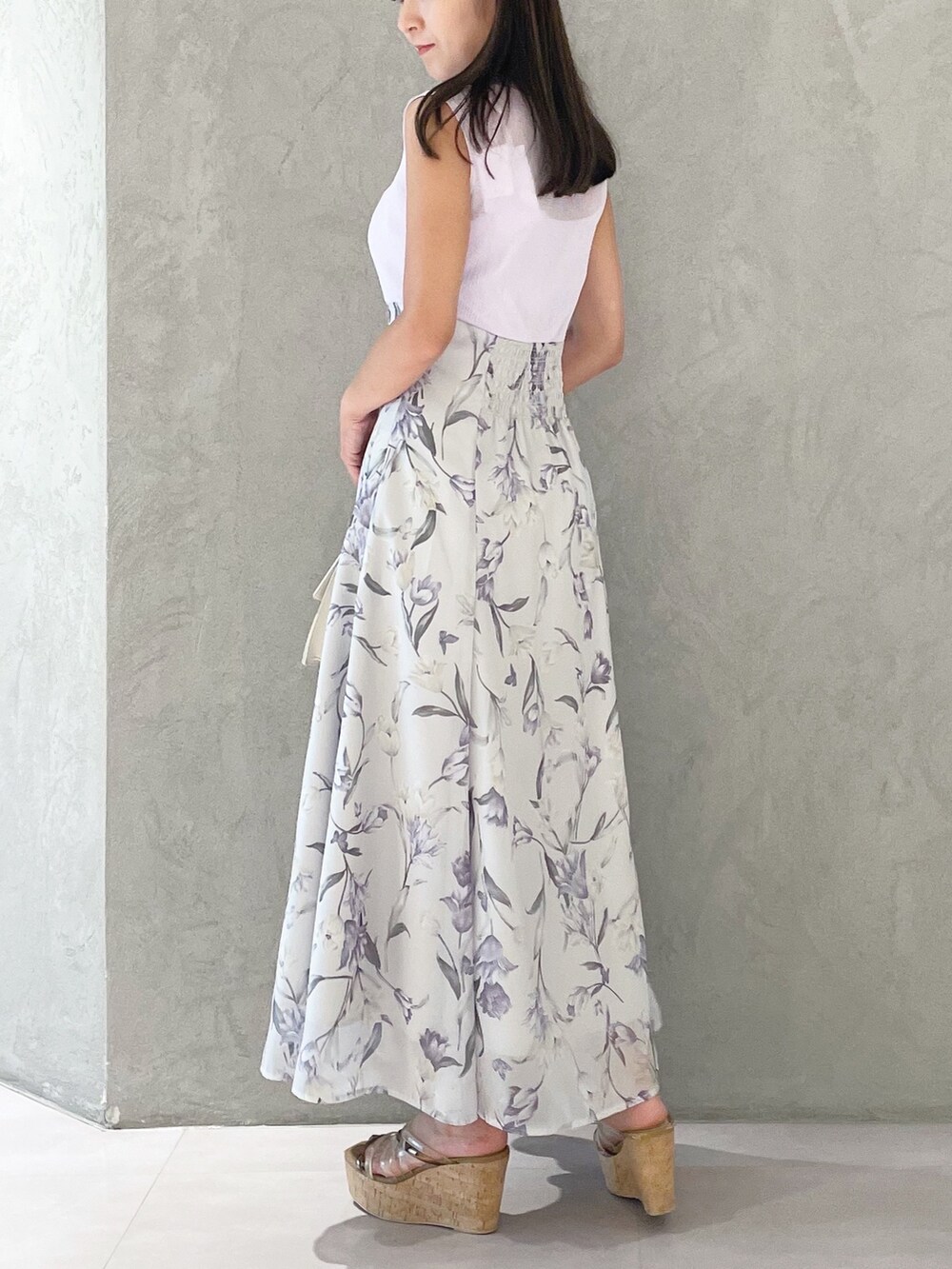 パープル系のワンピース、ブラウン系のサンダル、ベージュ系のショルダーバッグを着用したレディースの夏コーディネートの4枚目の写真