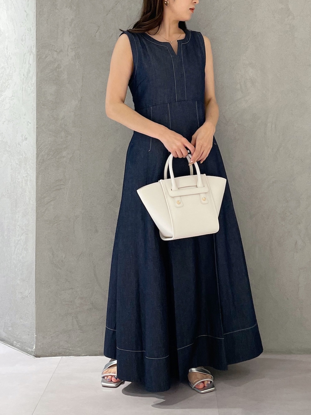 ブルー系のワンピース、シルバー系のサンダル、ホワイト系のトートバッグを着用したレディースの夏コーディネートの2枚目の写真