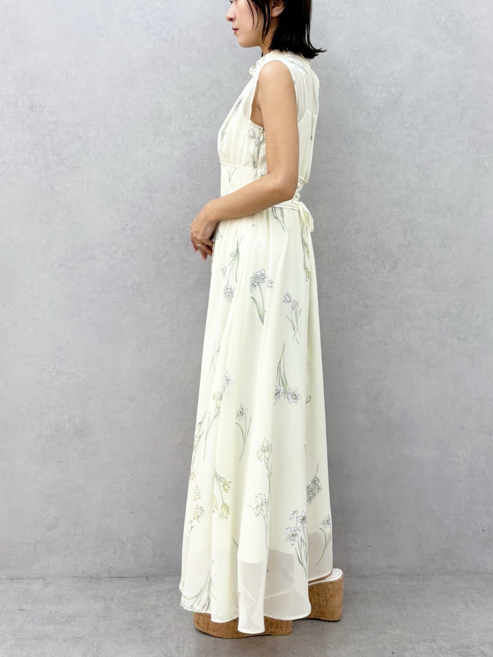 イエロー系のワンピース、その他のサンダルを着用したレディースの春コーディネートの5枚目の写真