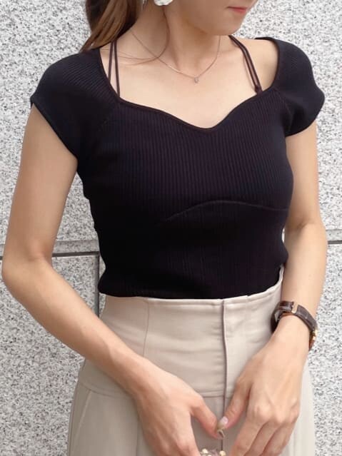 ベージュ系のサンダル、その他のハンドバッグ、ブラック系のニット/セーターを着用したレディースの夏コーディネートの3枚目の写真