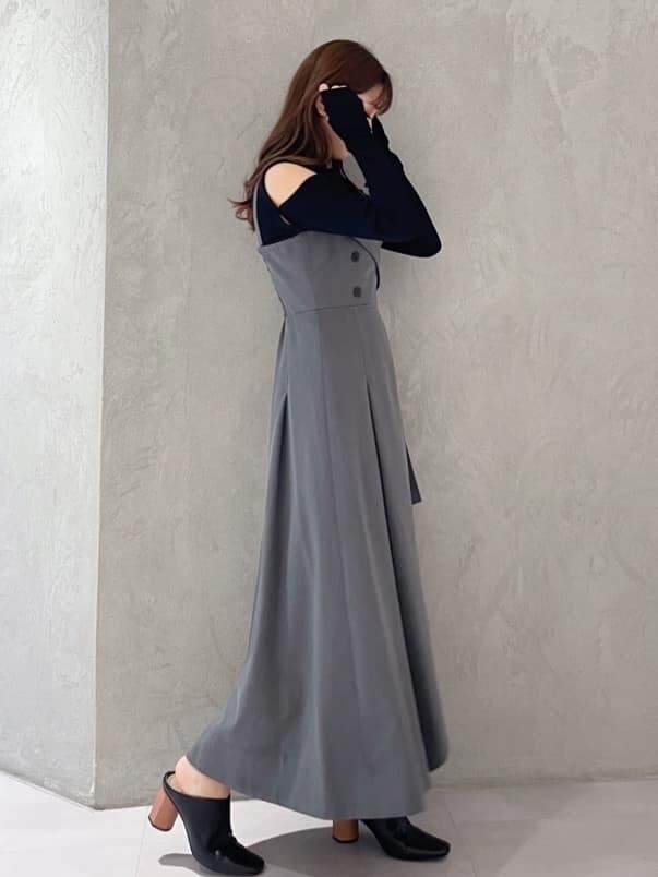 ブラック系のサンダル、ブラック系のニット/セーター、グレー系のジャンパースカートを着用したレディースの夏コーディネートの5枚目の写真