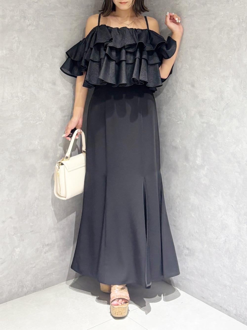 ブラック系のシャツ/ブラウス、ブラウン系のサンダル、ブラック系のスカートを着用したレディースの夏コーディネートの6枚目の写真