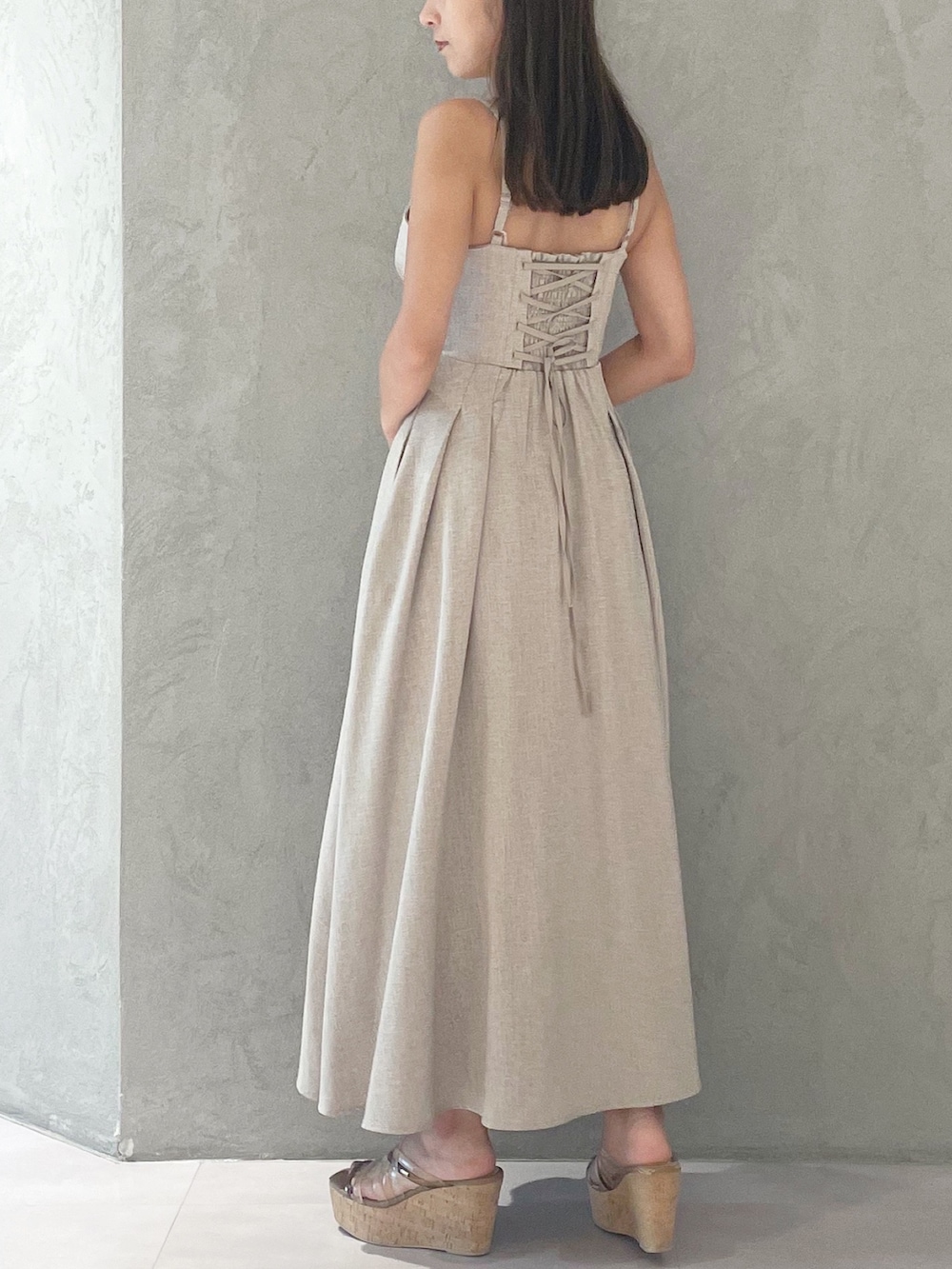 ベージュ系のワンピース、シルバー系のショルダーバッグ、ブラウン系のサンダルを着用したレディースの夏コーディネートの5枚目の写真