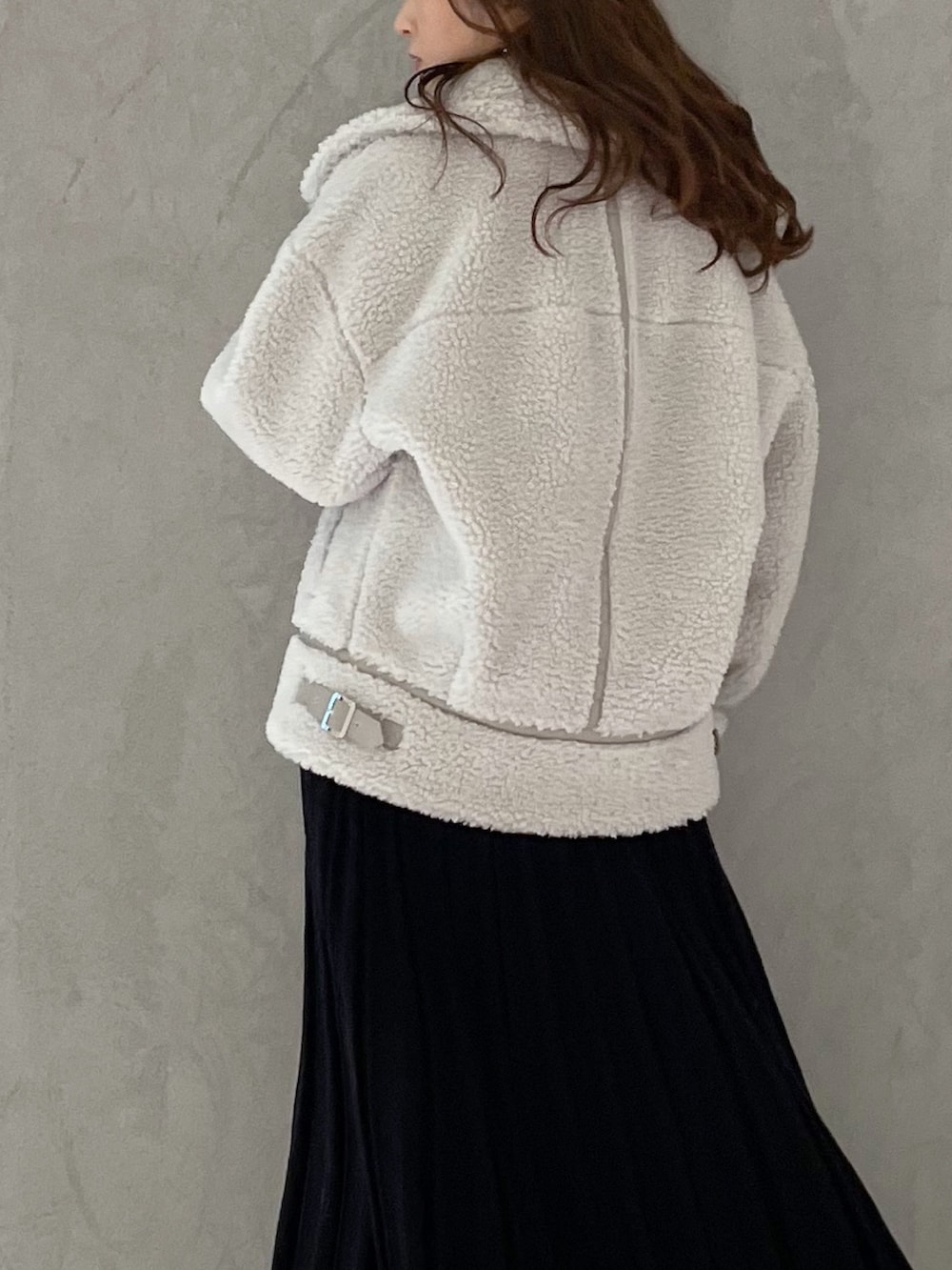 ブラック系のワンピース、ブラック系のブーツ、グレー系のその他アウターを着用したレディースの冬コーディネートの6枚目の写真