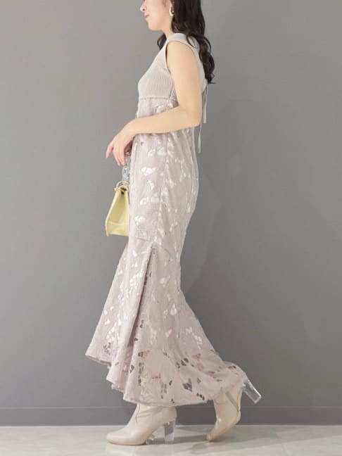 ベージュ系のその他シューズ、イエロー系のショルダーバッグ、ベージュ系のワンピースを着用したレディースの春コーディネートの4枚目の写真