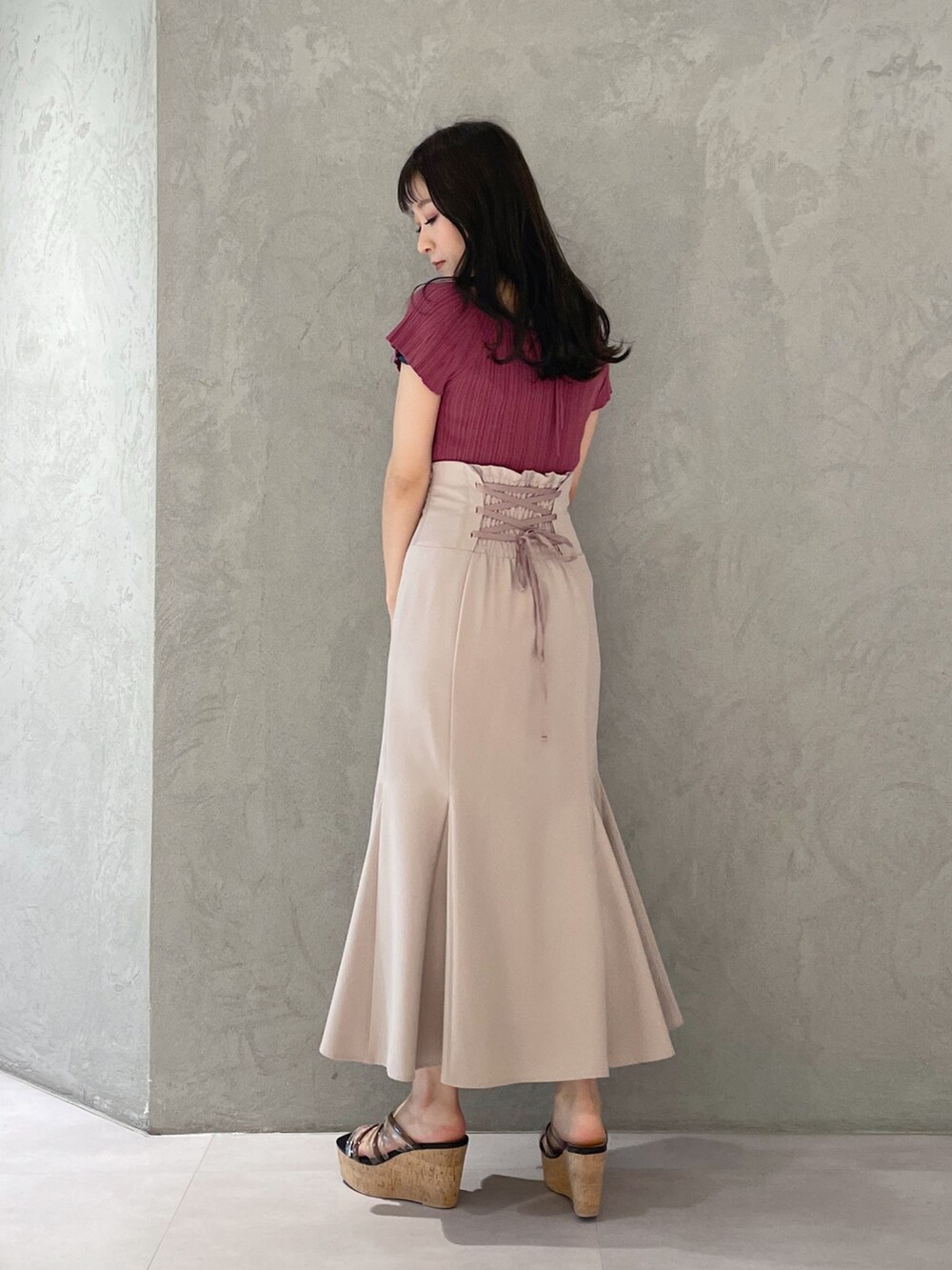 ブラック系のサンダル、ホワイト系のハンドバッグ、ピンク系のスカートを着用したレディースの春コーディネートの7枚目の写真