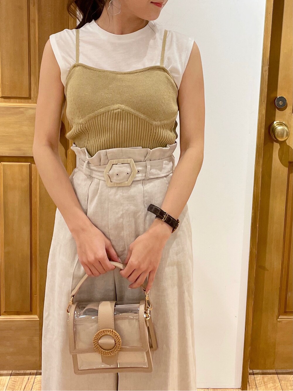 ホワイト系のその他パンツ、ベージュ系のサンダル、イエロー系のニット/セーターを着用したレディースの春コーディネートの2枚目の写真