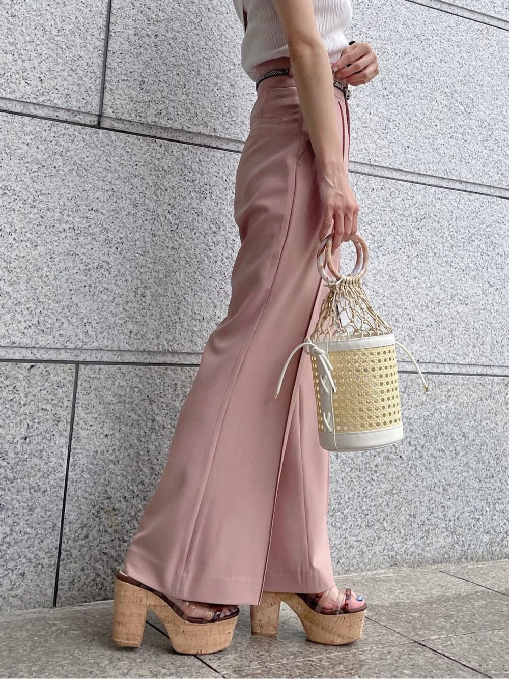 ピンク系のその他パンツ、ホワイト系のニット/セーターを着用したレディースの夏コーディネートの6枚目の写真