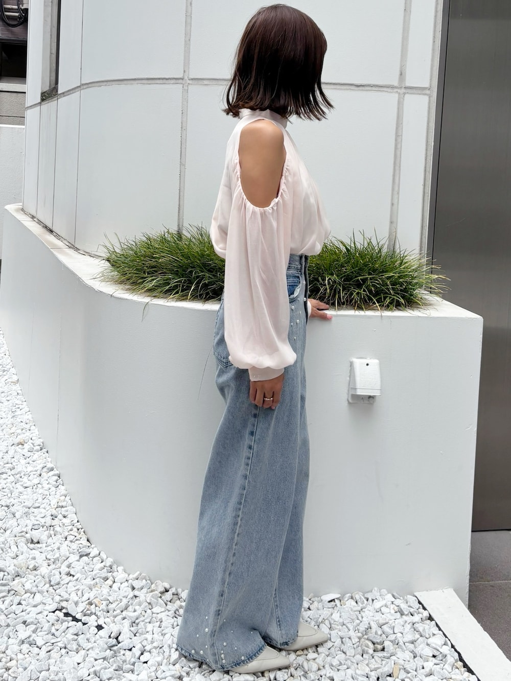 ブルー系のデニムパンツ、ピンク系のシャツ/ブラウスを着用したレディースの秋コーディネートの9枚目の写真