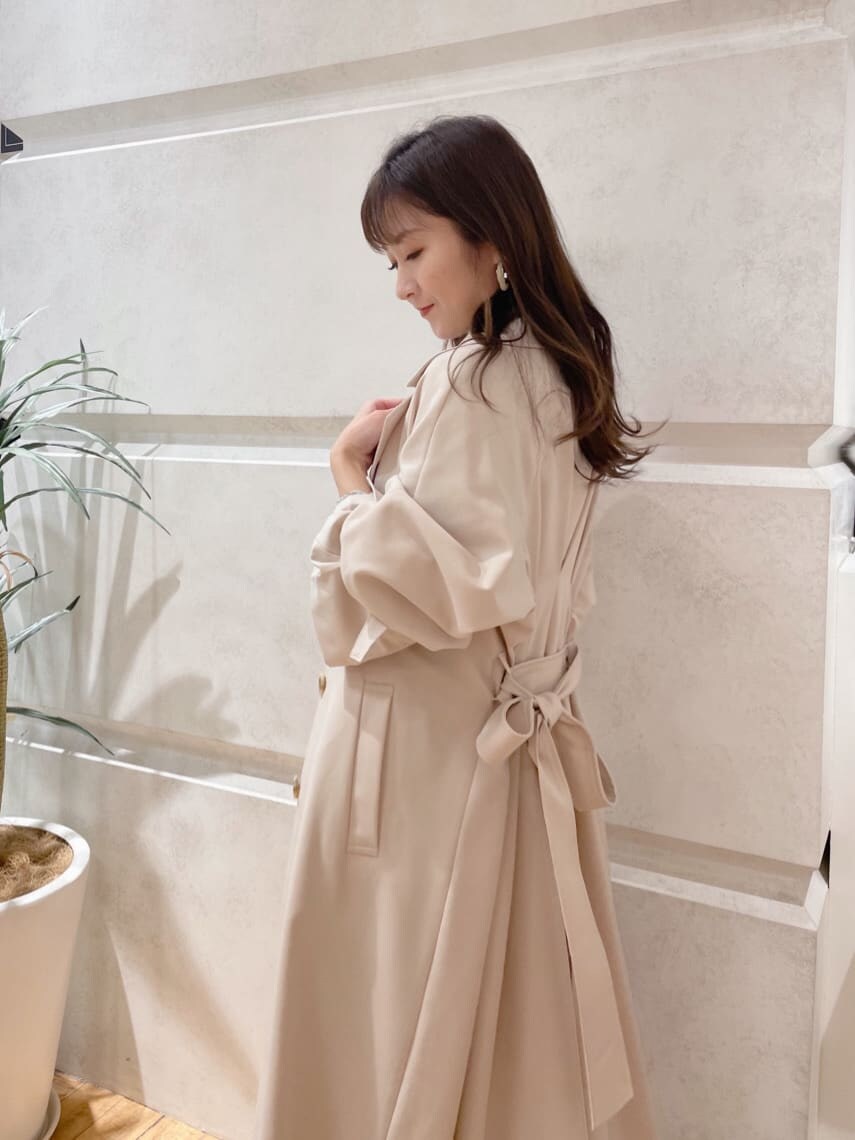 ベージュ系のその他シューズ、ベージュ系のトレンチコート、ブルー系のワンピースを着用したレディースの冬コーディネートの2枚目の写真