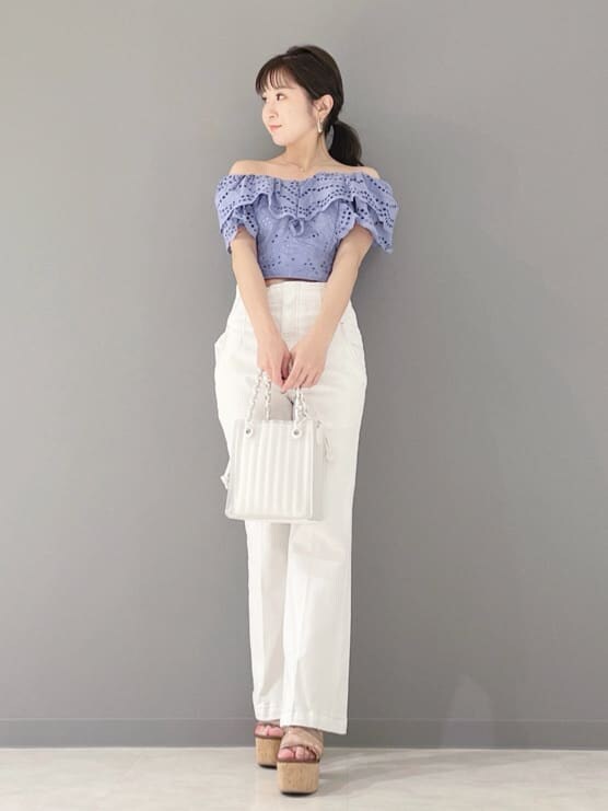 ブルー系のシャツ/ブラウス、ホワイト系のその他パンツ、ホワイト系のハンドバッグを着用したレディースの冬コーディネートの8枚目の写真