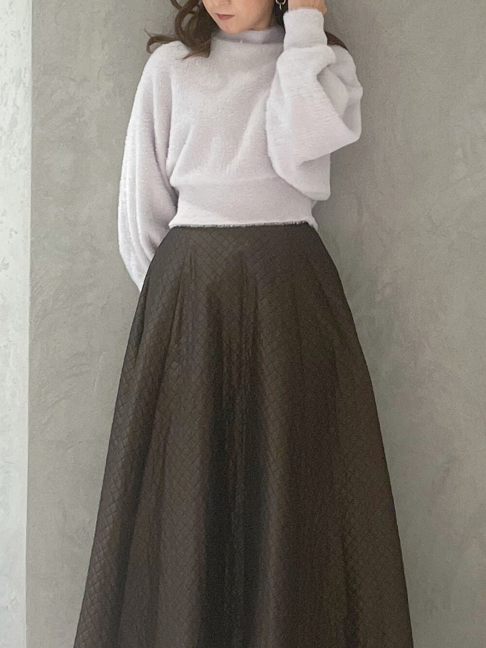 ブラウン系のスカート、パープル系のニット/セーターを着用したレディースの冬コーディネートの6枚目の写真