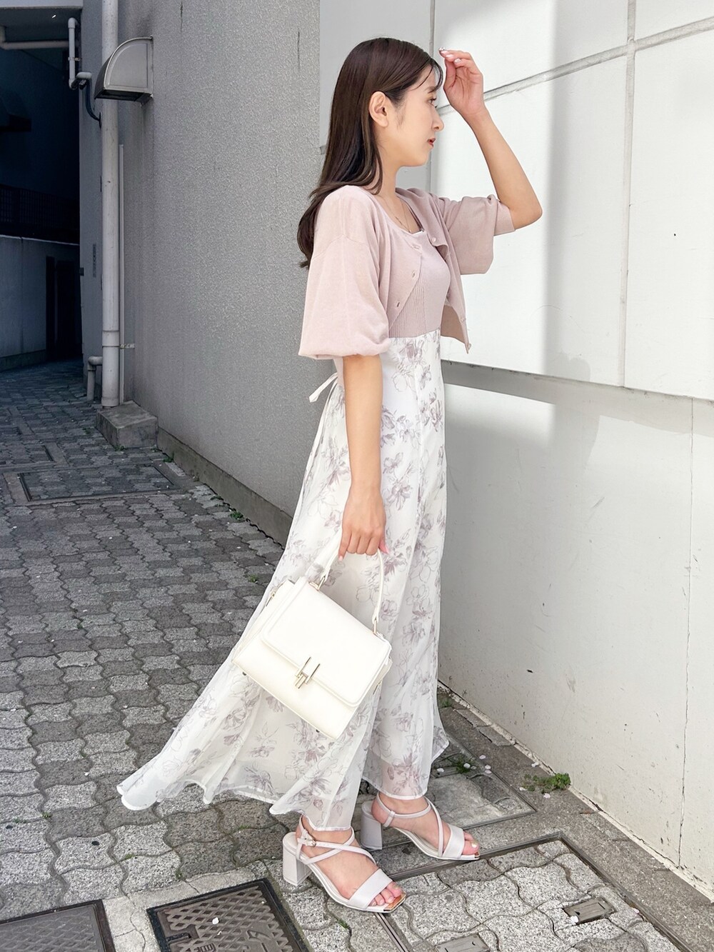 「春めき満開コーデ、淡色コーデ、ワンピース、オフィスカジュアル、春服、おでかけコーデ、大人ガーリー、大人女子、夏服、夏服コーデ、ワンピーススタイル、ワンピースコーデ」｜「MERCURYDUOのベアニットドッキングコルセットワンピース（ワンピース、ベージュ系）」を使った、kaho さん（レディース・151cm）の春コーディネートの2枚目の写真