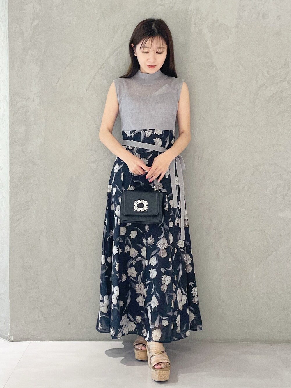 ブラウン系のサンダル、ブラック系のハンドバッグ、ブルー系のワンピースを着用したレディースの春コーディネートの6枚目の写真