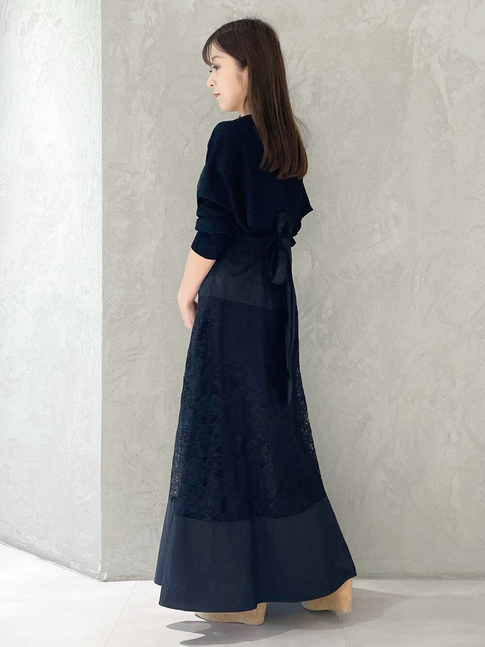 ブラック系のワンピース、ブラウン系のサンダル、ブラック系のカーディガン/ボレロを着用したレディースの夏コーディネートの3枚目の写真