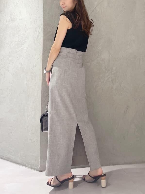 ブラック系のショルダーバッグ、ブラック系のニット/セーター、ブラウン系のサンダルを着用したレディースの夏コーディネートの7枚目の写真