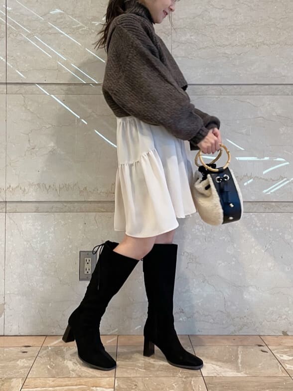 ブラック系のその他シューズ、ブラック系のハンドバッグ、ブラウン系のワンピースを着用したレディースの秋コーディネートの2枚目の写真