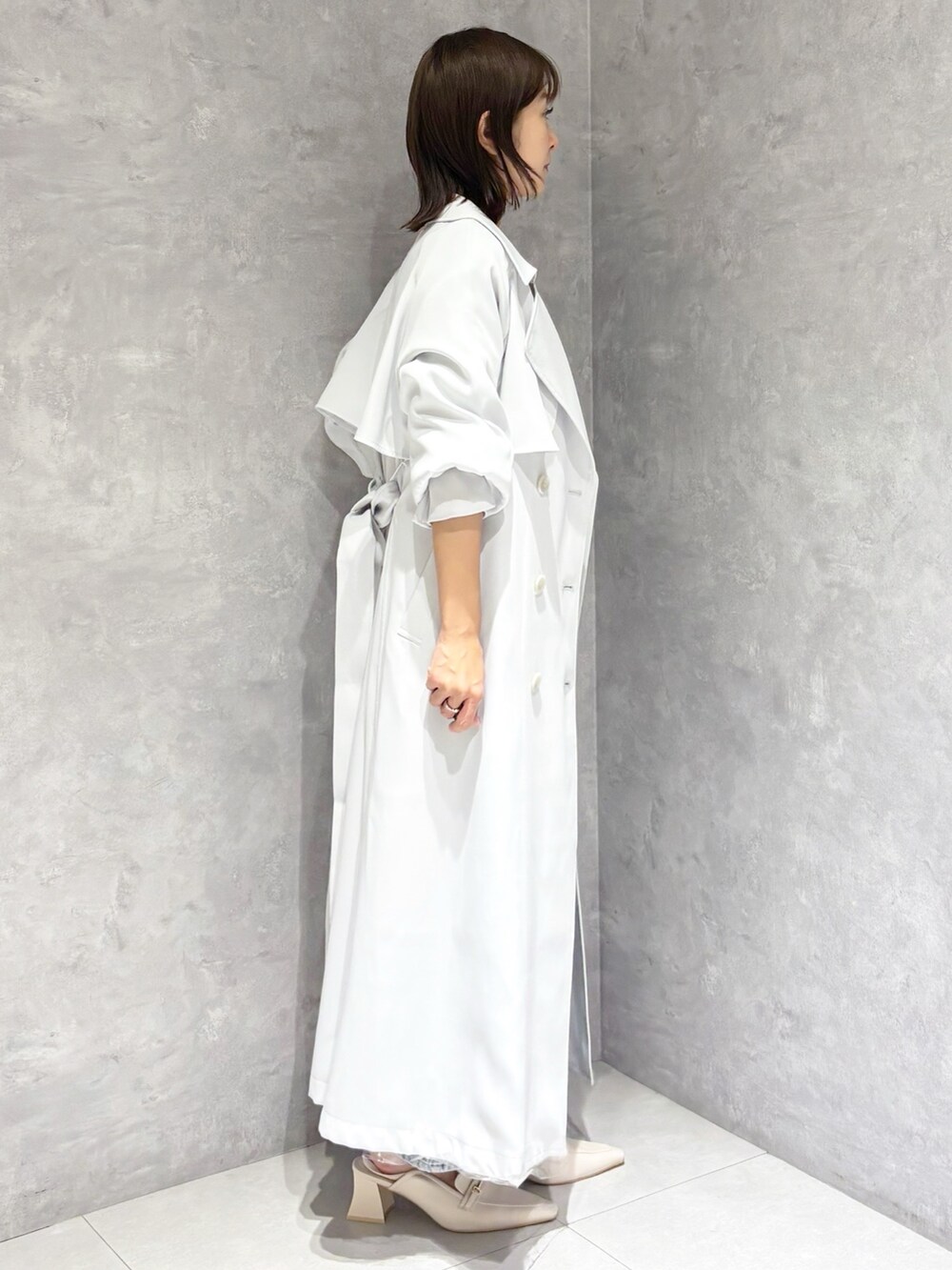 ブルー系のデニムパンツ、その他のニット/セーター、ホワイト系のパンプスを着用したレディースの春コーディネートの3枚目の写真