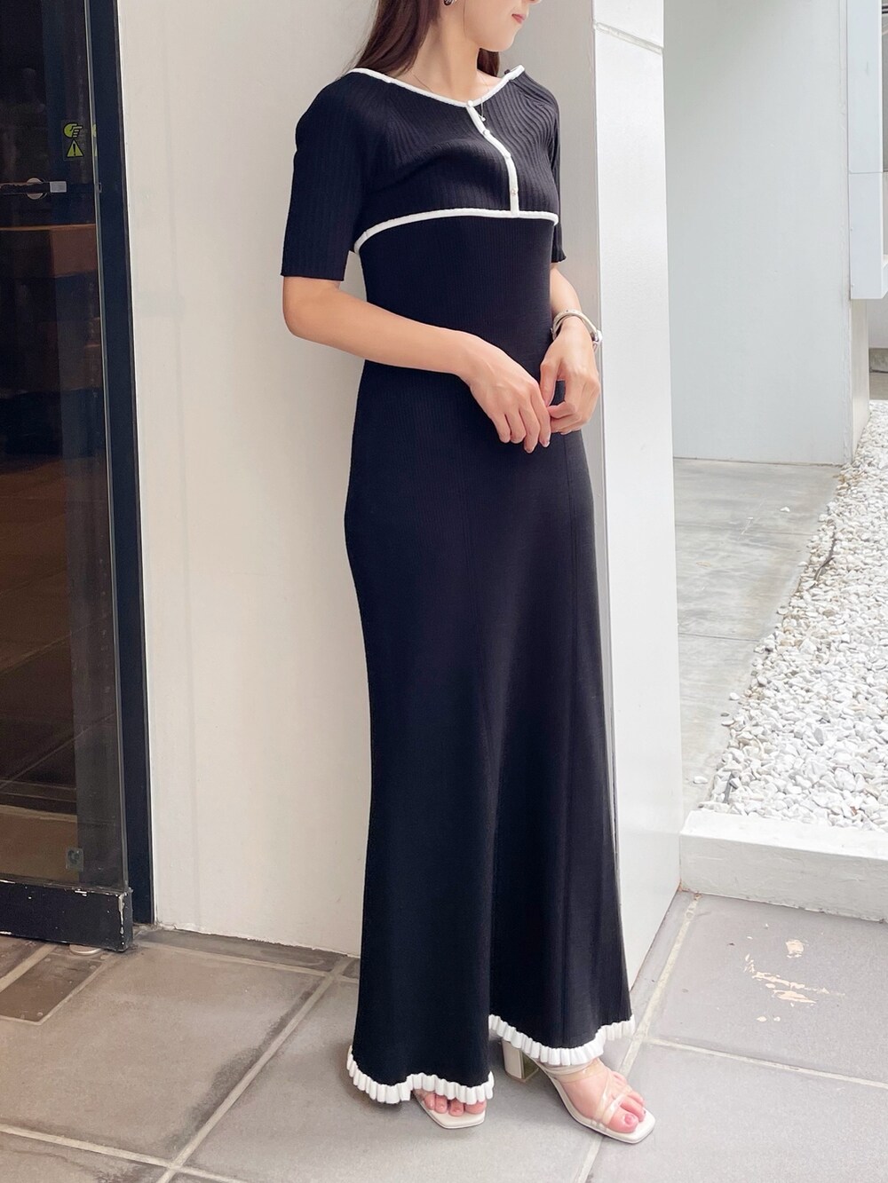 その他のサンダル、ブラック系のワンピースを着用したレディースの夏コーディネートの2枚目の写真