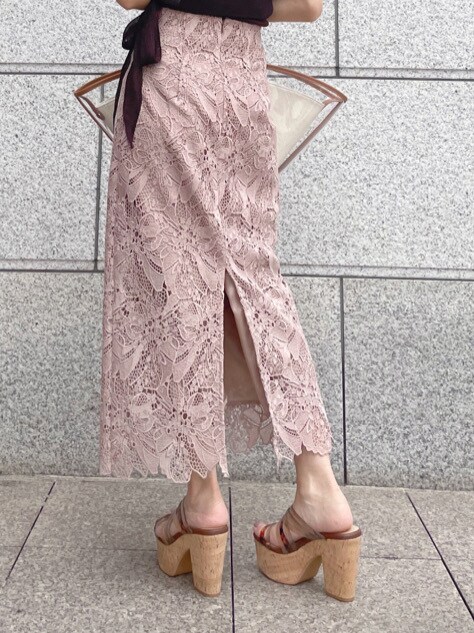 ベージュ系のサンダル、ベージュ系のスカート、ブラウン系のニット/セーターを着用したレディースの夏コーディネートの4枚目の写真