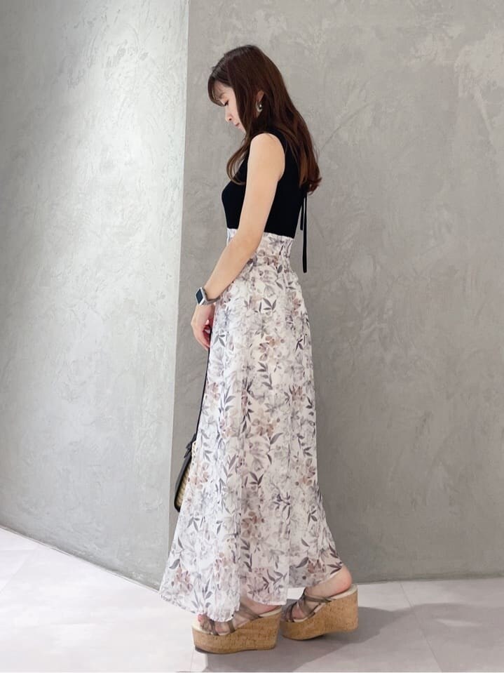 グリーン系のサンダル、ブラック系のトートバッグ、ブラック系のワンピースを着用したレディースの夏コーディネートの4枚目の写真