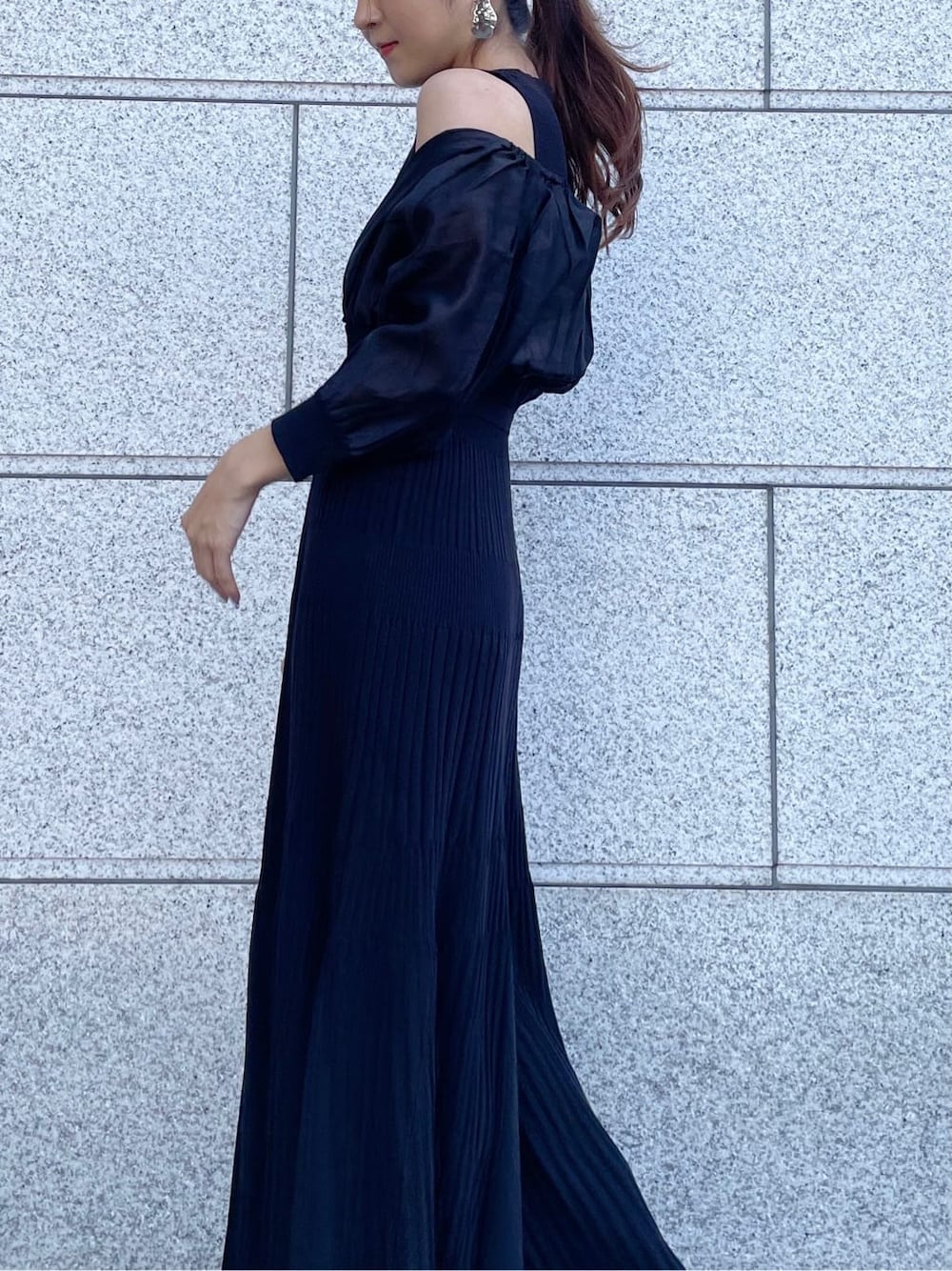 ブラック系のその他シューズ、ブラック系のワンピースを着用したレディースの夏コーディネートの2枚目の写真