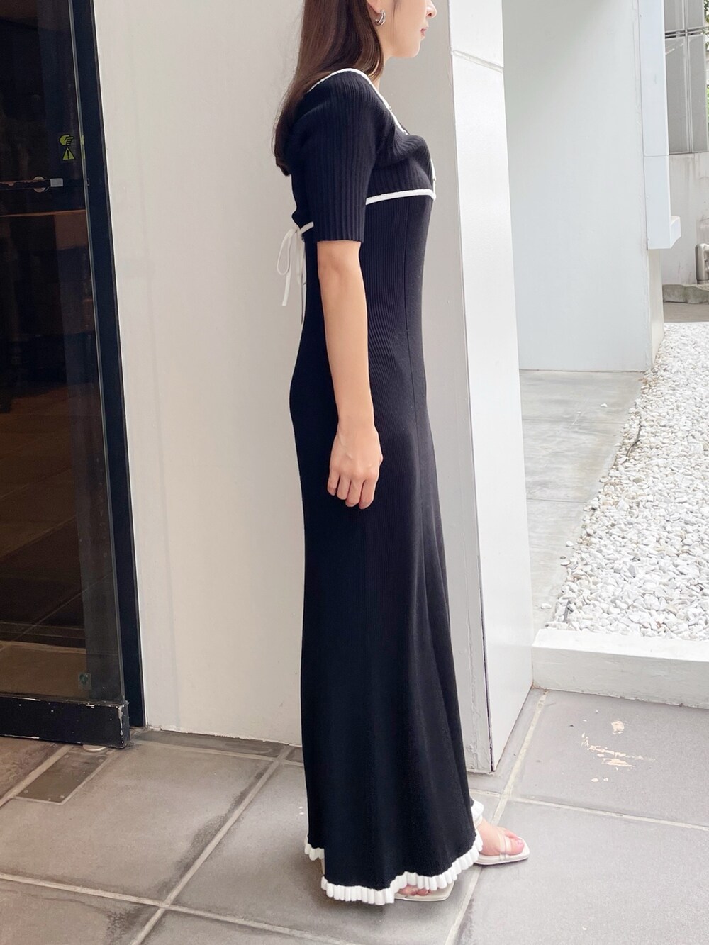 その他のサンダル、ブラック系のワンピースを着用したレディースの夏コーディネートの5枚目の写真