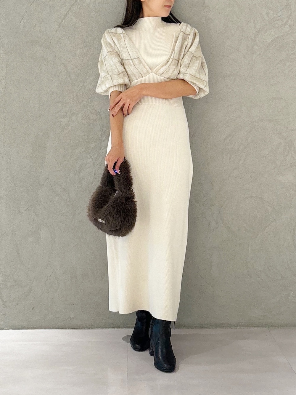 ホワイト系のワンピース、ブラック系のブーツ、ブラウン系のハンドバッグを着用したレディースの秋コーディネートの7枚目の写真