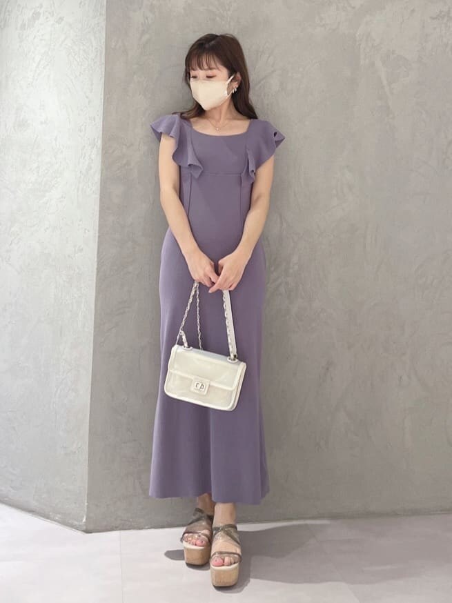 ホワイト系のショルダーバッグ、グリーン系のサンダル、パープル系のワンピースを着用したレディースの春コーディネートの9枚目の写真