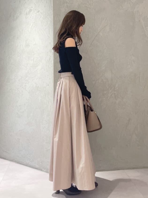 ブラウン系のブーツ、ブラック系のニット/セーター、ピンク系のスカートを着用したレディースの夏コーディネートの3枚目の写真