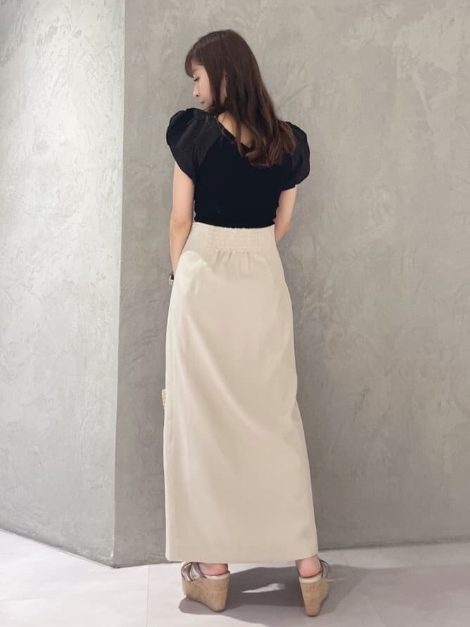 グリーン系のサンダル、ブラック系のニット/セーター、ベージュ系のスカートを着用したレディースの夏コーディネートの6枚目の写真