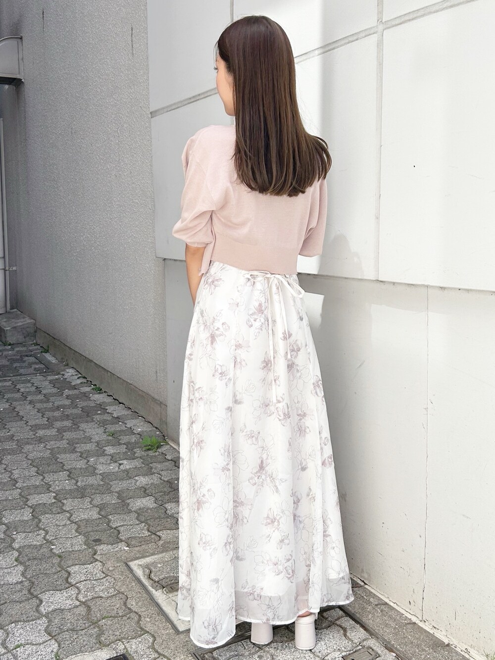 「春めき満開コーデ、淡色コーデ、ワンピース、オフィスカジュアル、春服、おでかけコーデ、大人ガーリー、大人女子、夏服、夏服コーデ、ワンピーススタイル、ワンピースコーデ」｜「MERCURYDUOのベアニットドッキングコルセットワンピース（ワンピース、ベージュ系）」を使った、kaho さん（レディース・151cm）の春コーディネートの3枚目の写真