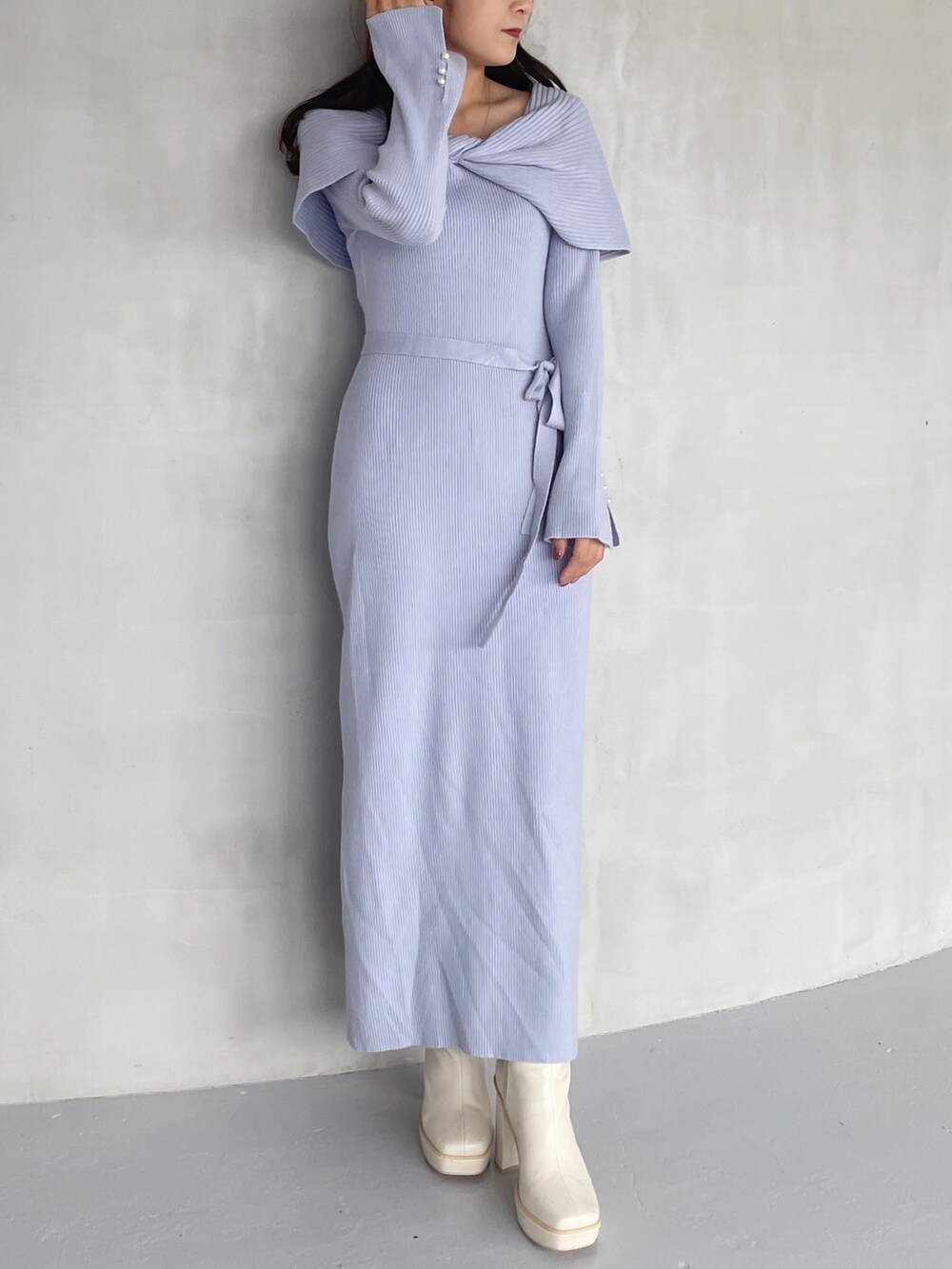 ホワイト系のブーツ、ブルー系のワンピースを着用したレディースの秋コーディネートの3枚目の写真