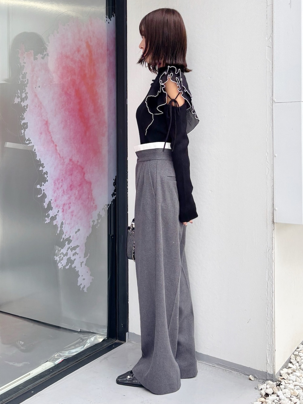 グレー系のその他パンツ、グレー系のパンプス、ブラック系のハンドバッグを着用したレディースの秋コーディネートの6枚目の写真