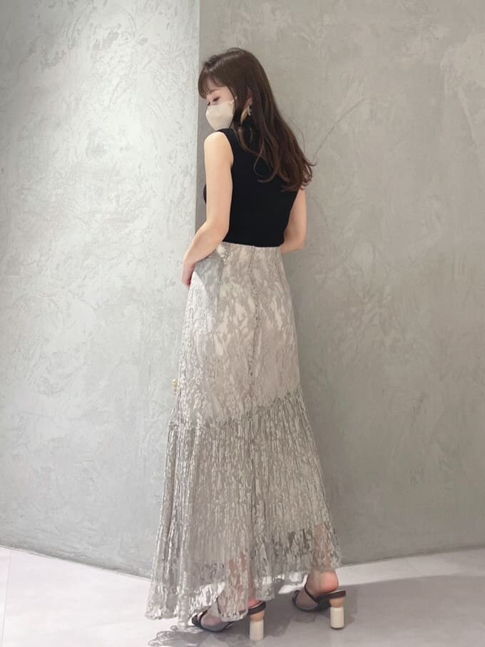 ブラウン系のサンダル、ブラック系のニット/セーター、グリーン系のスカートを着用したレディースの夏コーディネートの5枚目の写真