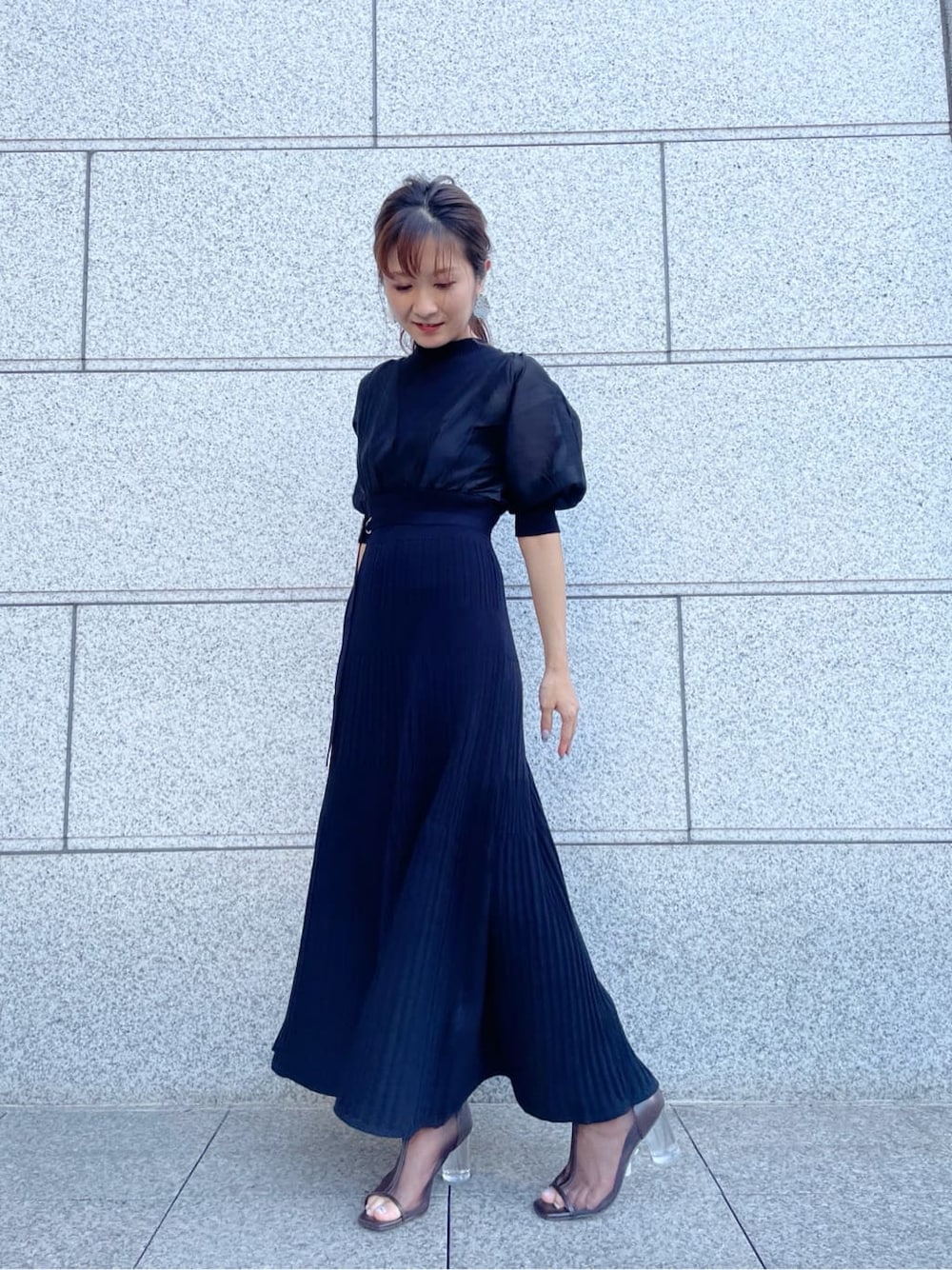 ブラック系のその他シューズ、ブラック系のワンピースを着用したレディースの夏コーディネートの9枚目の写真